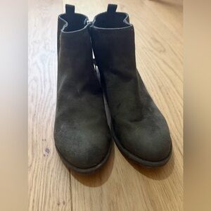 Girl’s khaki suede ankle boots